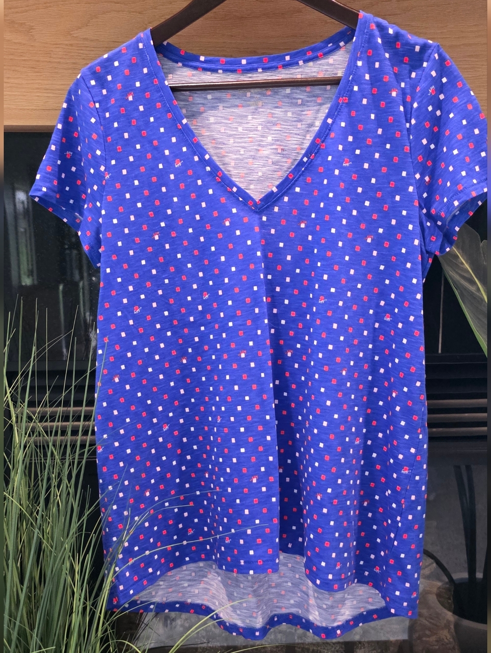 EUC Etta V Neck T-Shirt in Borealis Blue Squared 🌴 🇺🇸 Size Medium